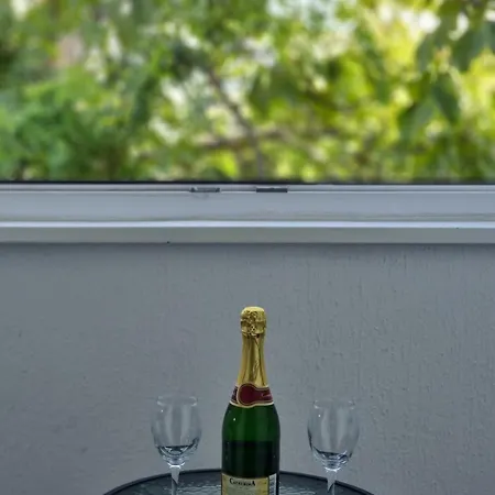 Leyla Lux Βελιγράδι